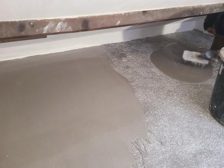 Wygładzanie posadzki masą samopoziomującą